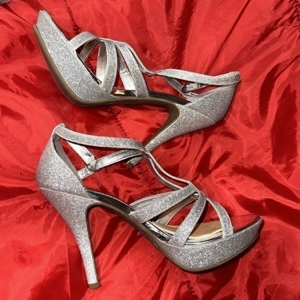 Fioni Night women’s metallic silver Strappy open toe high heels size 9